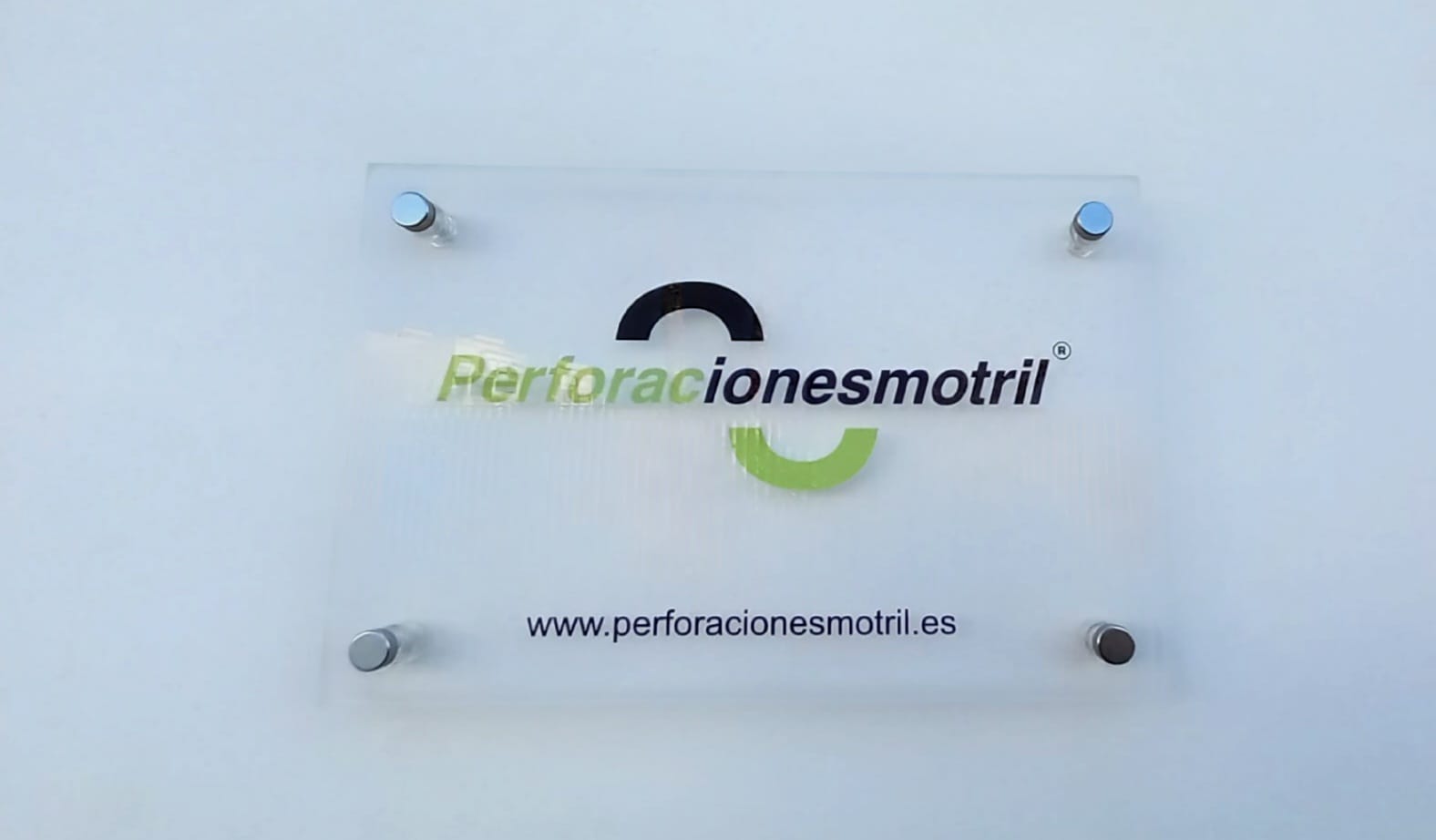 Placa de Perforaciones Motril colgada en el negocio